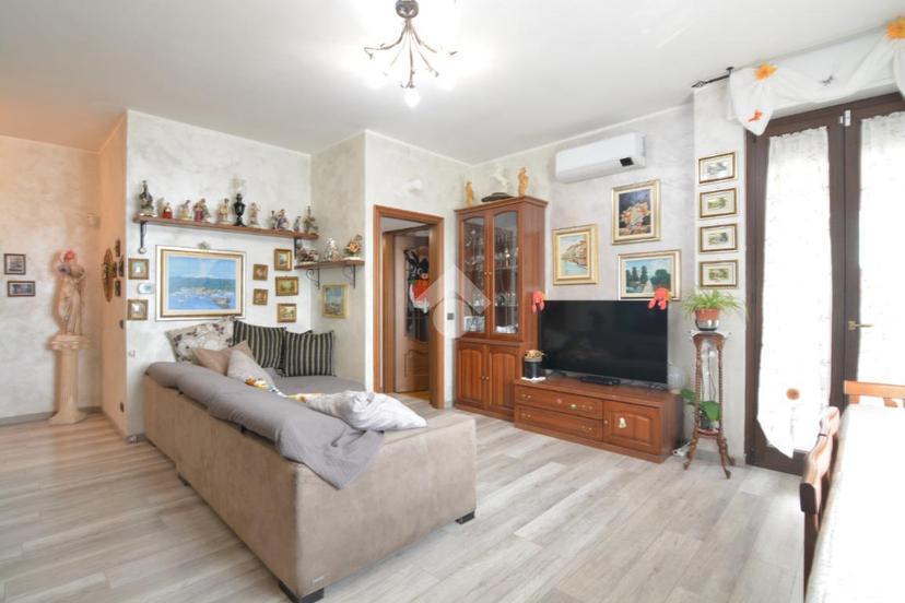 Trilocale in Via Piemonte 11, Bernareggio — foto 3 di 5