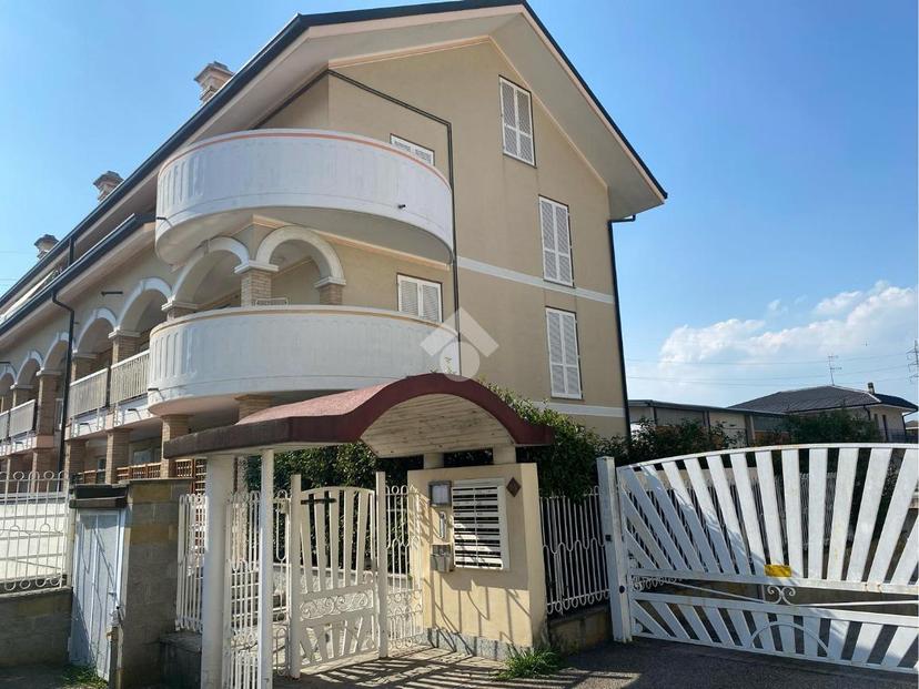 Bilocale in Via Montale 35, Arluno — foto 2 di 5