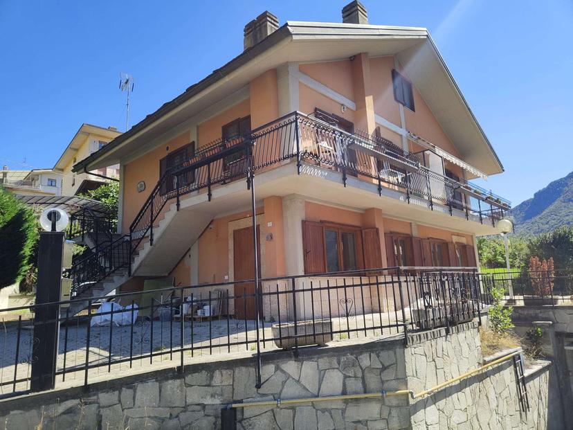 Porzione di villa in Via Mons. Alliod 17, Saint-Vincent — foto 3 di 5