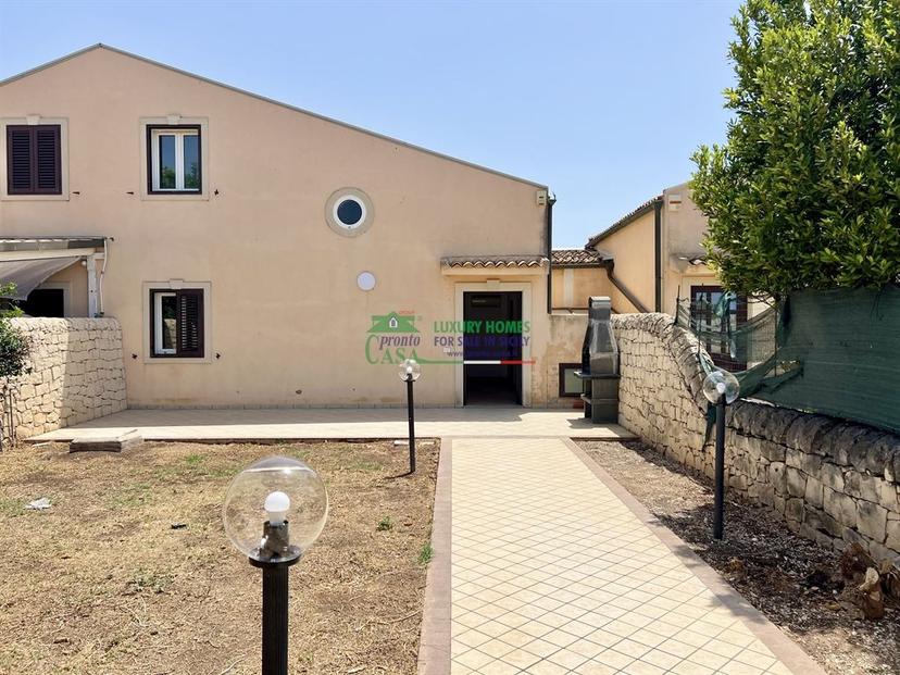 Terratetto plurifamiliare in Piazza Dottore Giovanni Attilio Emmolo, Ragusa — foto 2 di 5