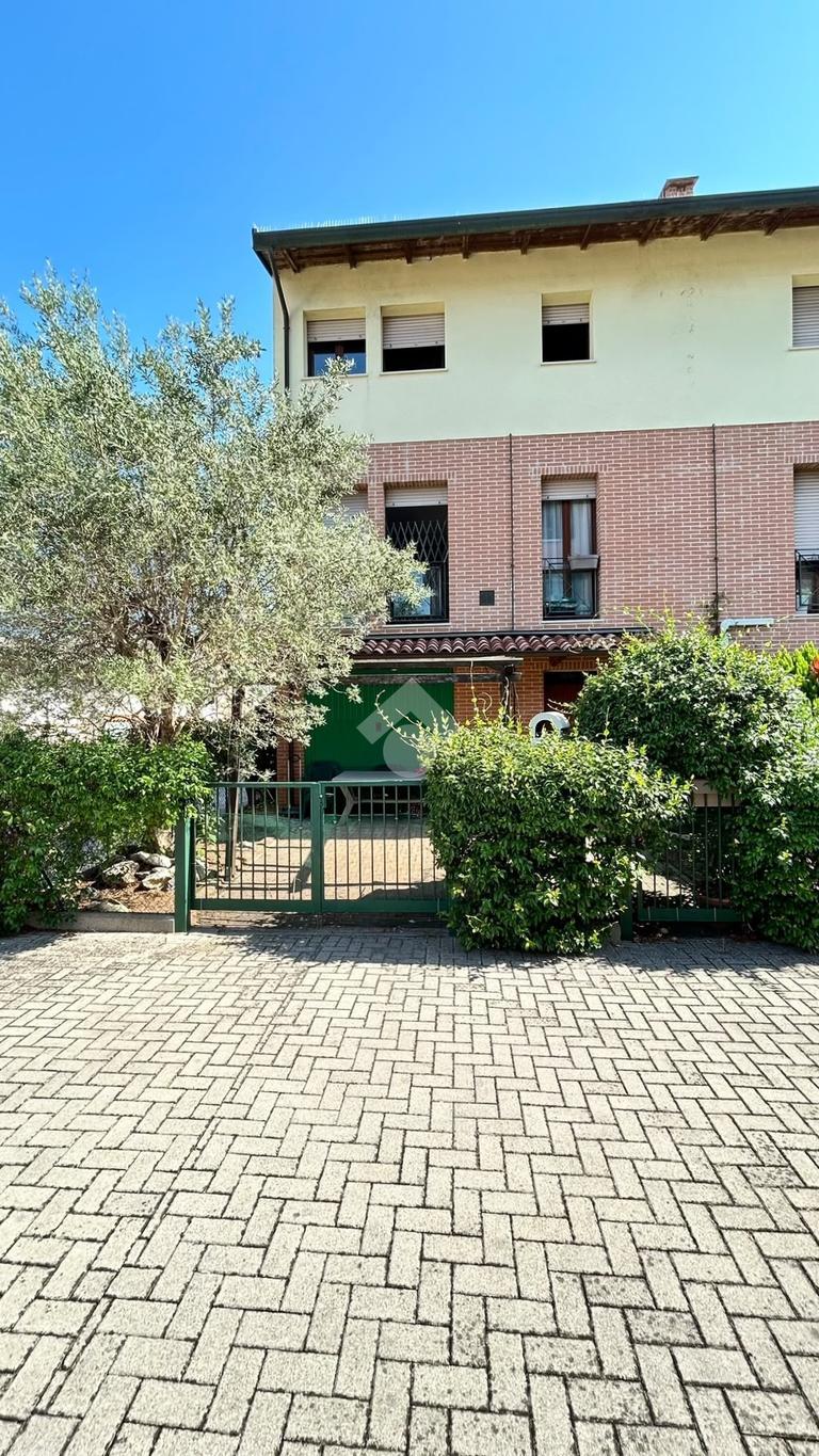 Villa a schiera in Viale Giulio Zaganelli 19, Massa Lombarda