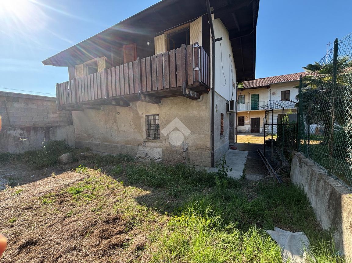 Casa indipendente in Via Santissima Trinita' 20, Varallo Pombia