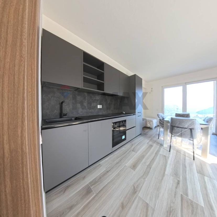 Bilocale in Via Ponte Tresa 28, Cadegliano-Viconago — foto 3 di 5