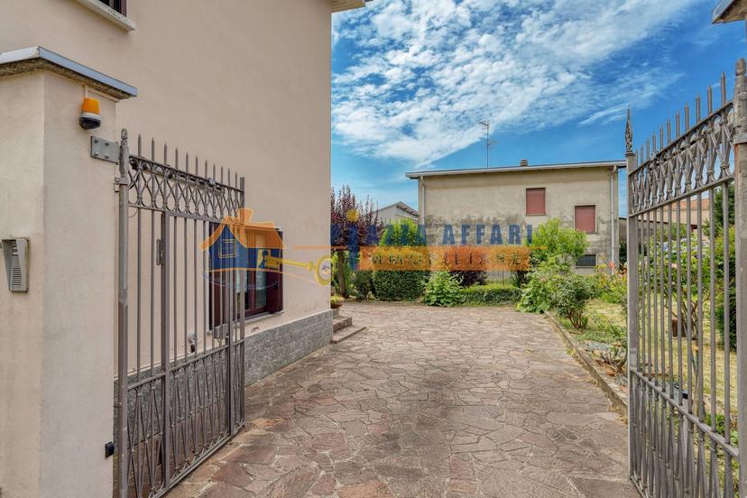 Casa indipendente in Via Anna Frank, Carnago