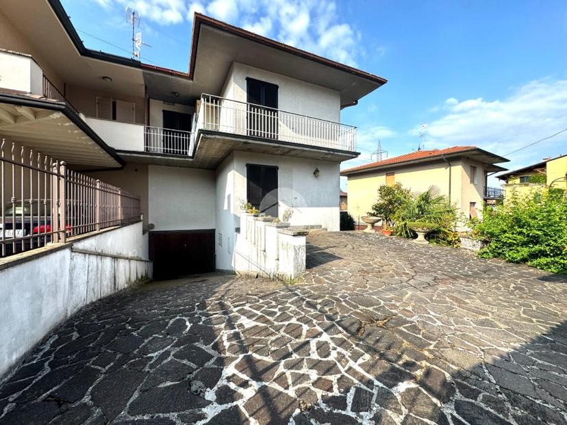 Villa in Via Dante Alighieri 8, Capriolo