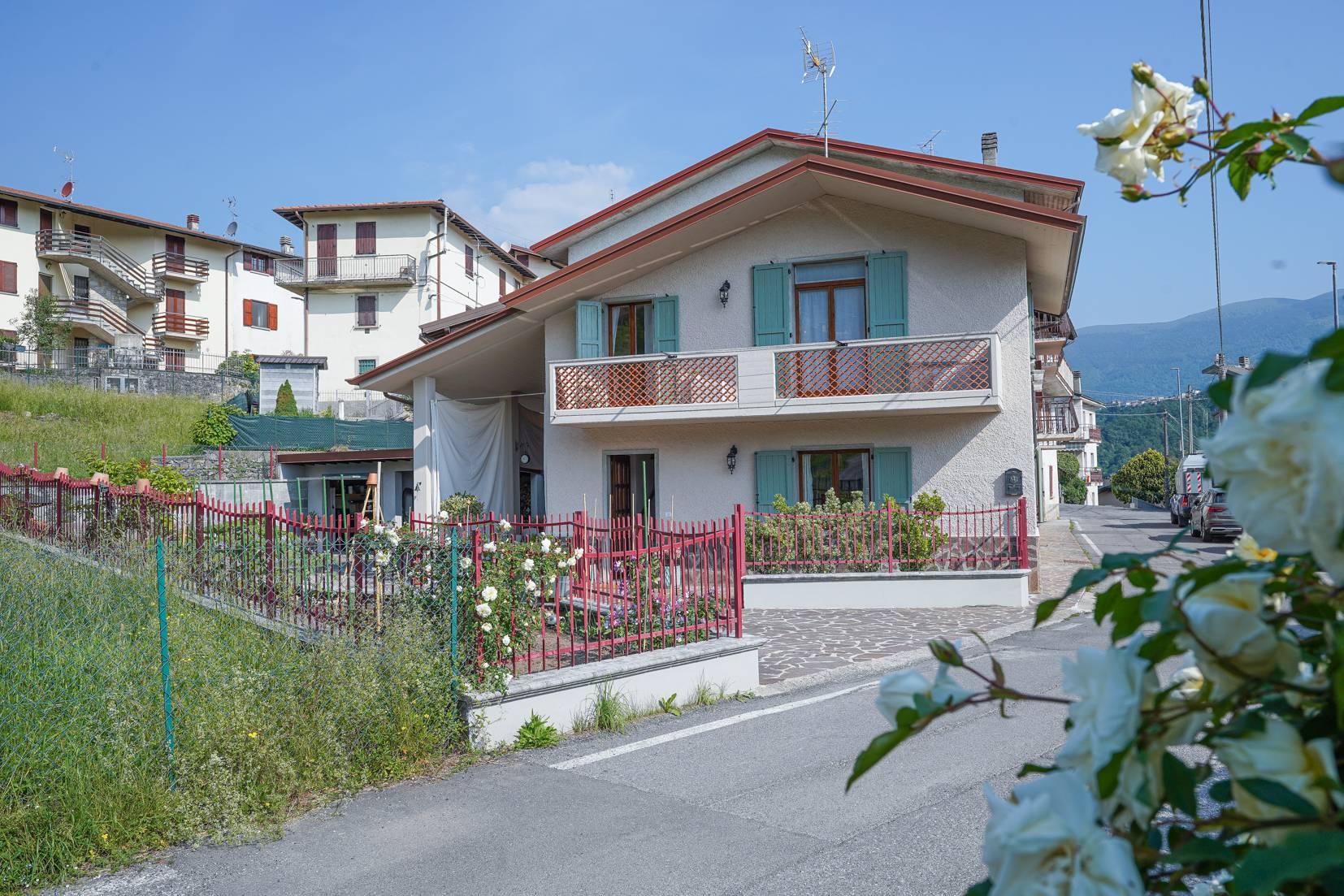 Villa a schiera in Leopardi 20, Sant'Omobono Terme