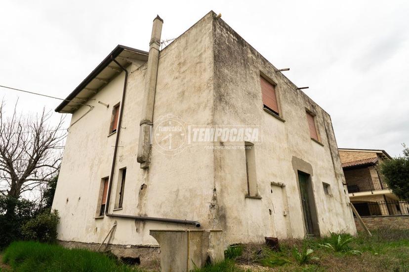 Casa indipendente in Via Eugenio Montale, Terre Roveresche