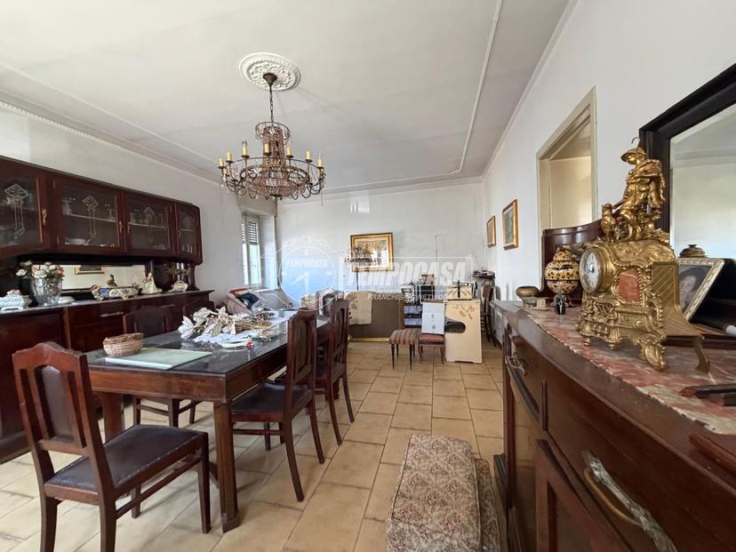 Casa indipendente, Lomello