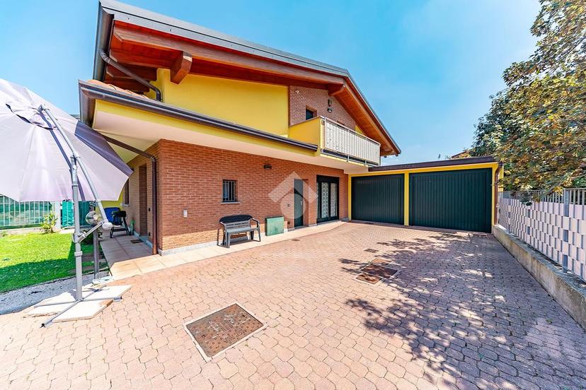Villa a schiera in Via Alessandro Manzoni, Gerenzano