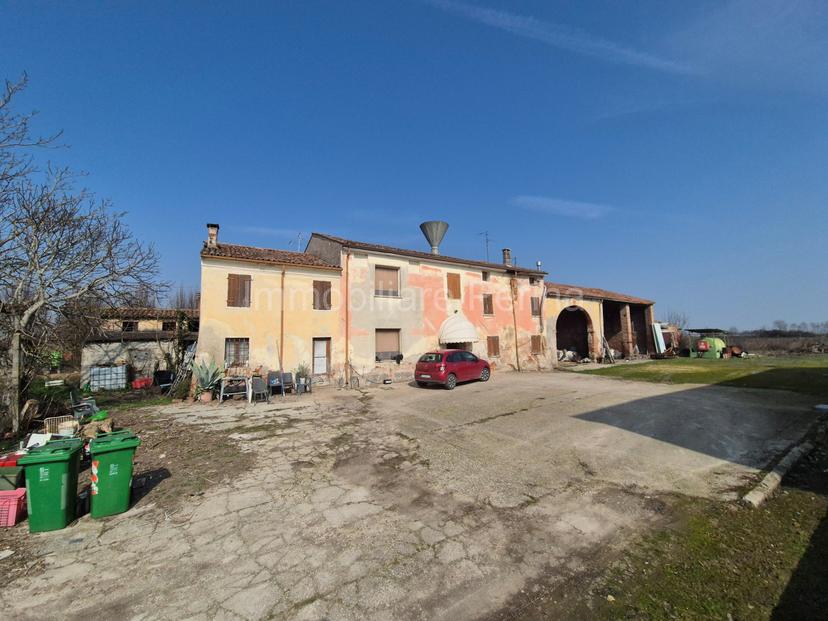 Cascina in Via Cortina, Erbè — foto 3 di 5