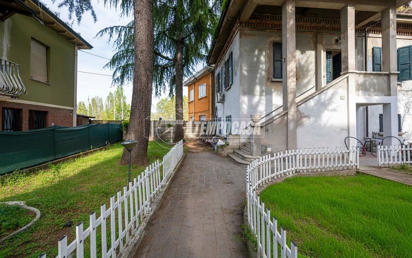 Villa a schiera in Via Lama Golese 7, Reggio nell'Emilia