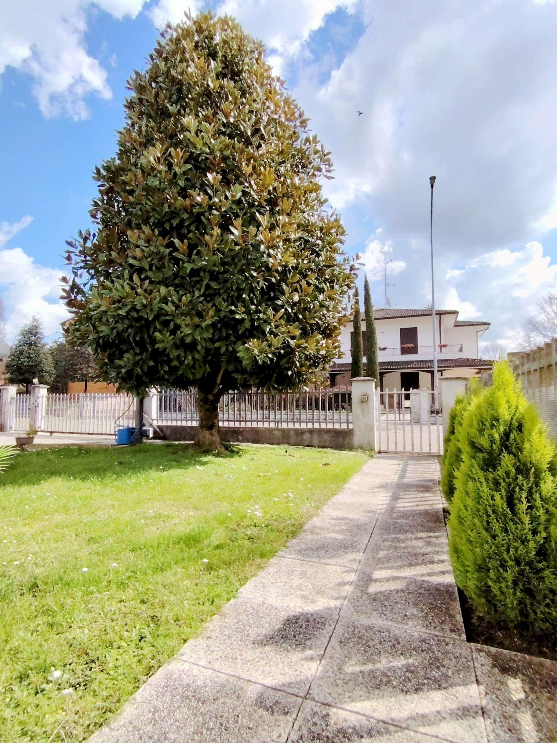 Villa bifamiliare in Via Sardegna, Cento