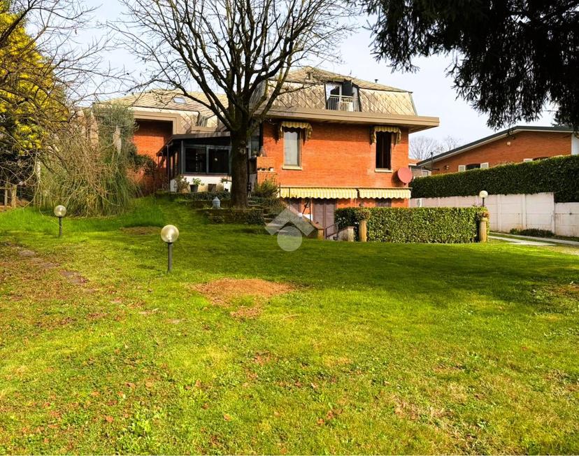 Villa in Via Ugo Foscolo 31, Lesmo