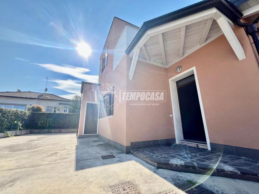 Casa indipendente in Via Monte Baldo, Peschiera del Garda — foto 2 di 5