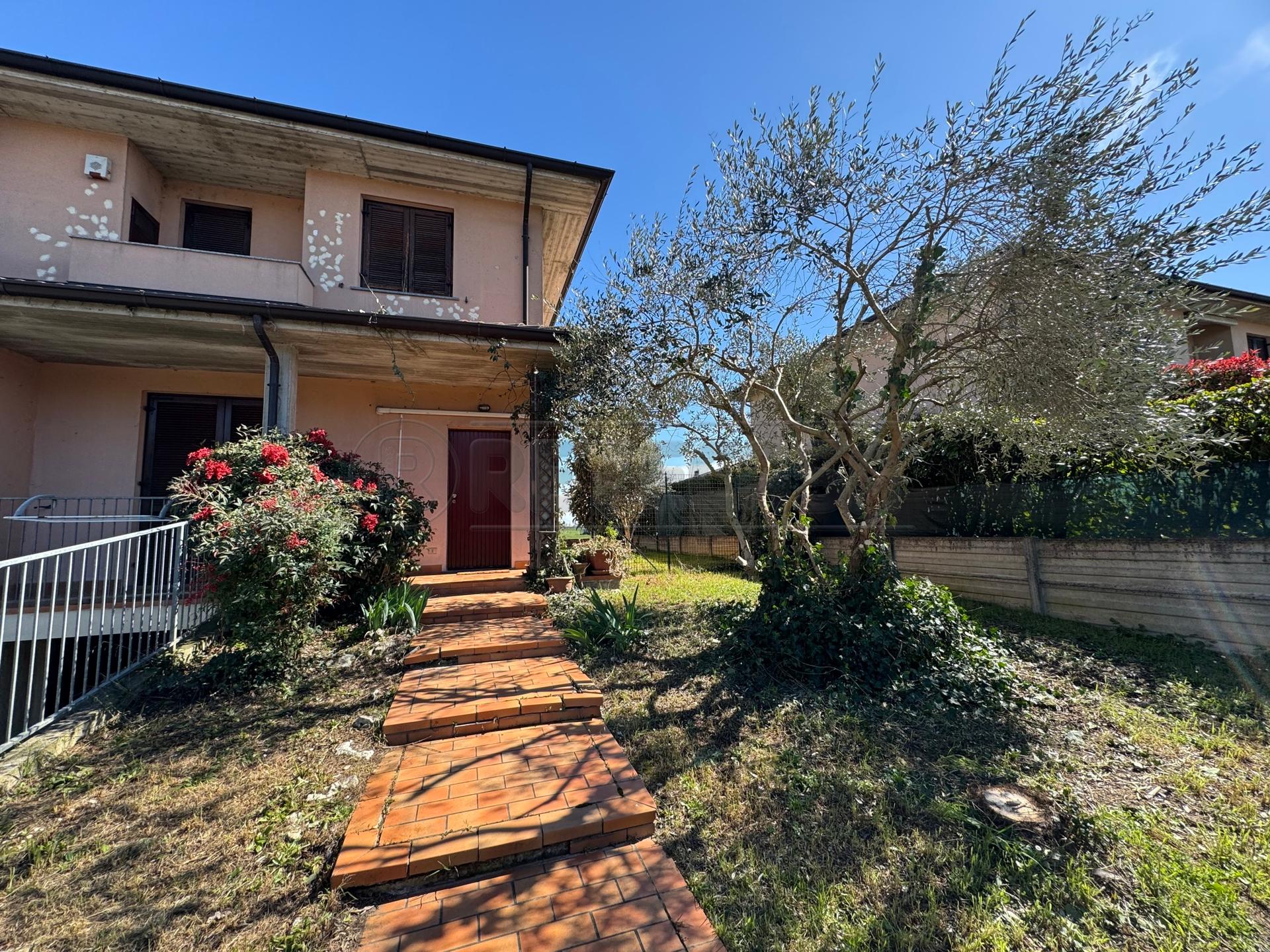 Villa a schiera in Via Novella, Casaletto Ceredano