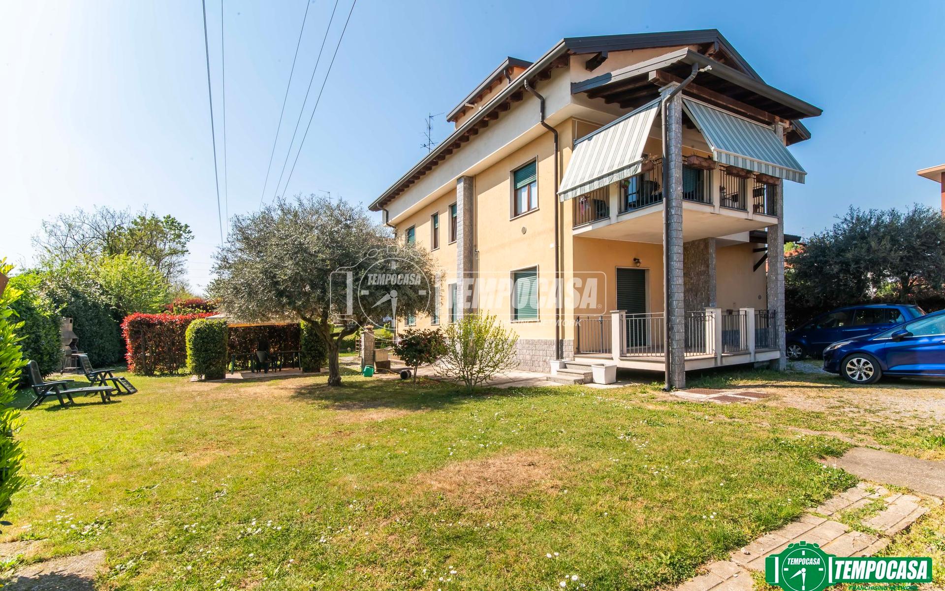 Villa a schiera in Via Montenero, Garbagnate Milanese