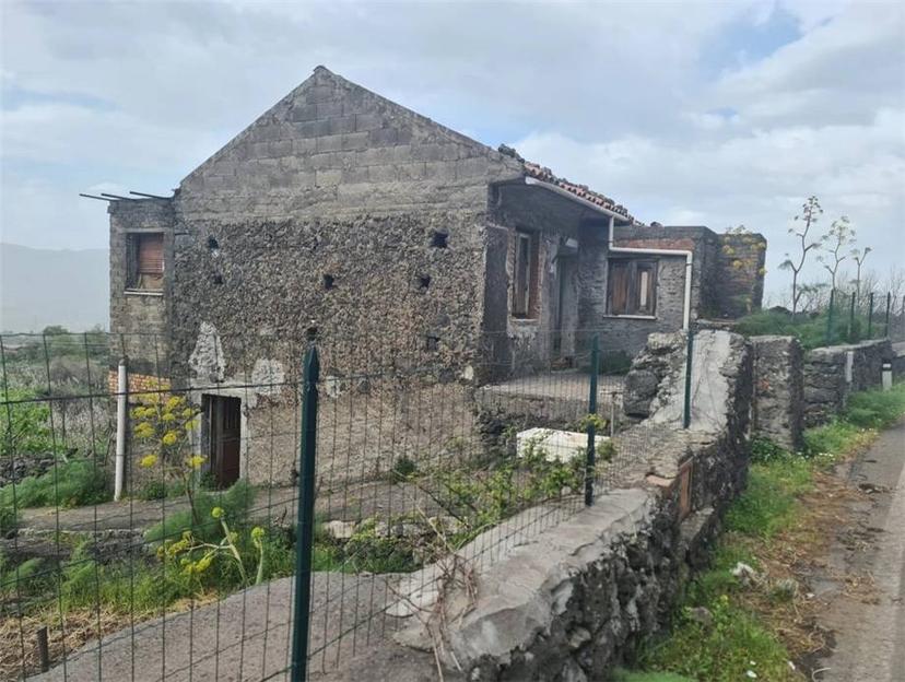 Casa indipendente in Loc. Passopisciaro, Castiglione di Sicilia — foto 3 di 5