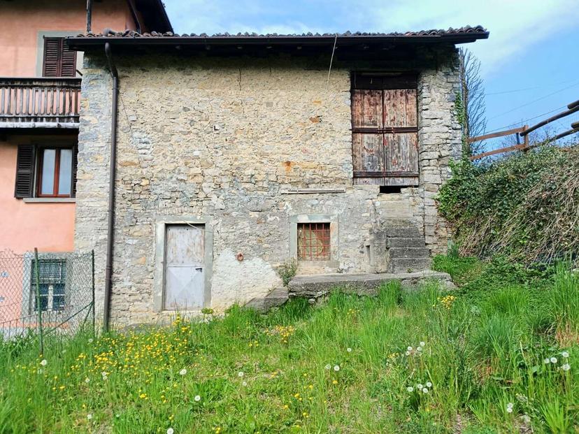 Porzione di casa in Piazza del Volontariato, Val Brembilla — foto 2 di 5