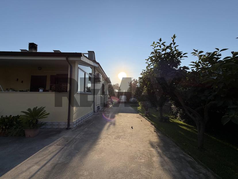 Villa in Ugo Bassi 6, Aprilia — foto 2 di 5