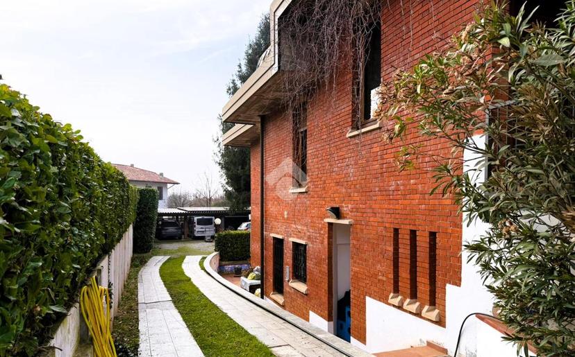 Villa in Via Ugo Foscolo 31, Lesmo — foto 3 di 5