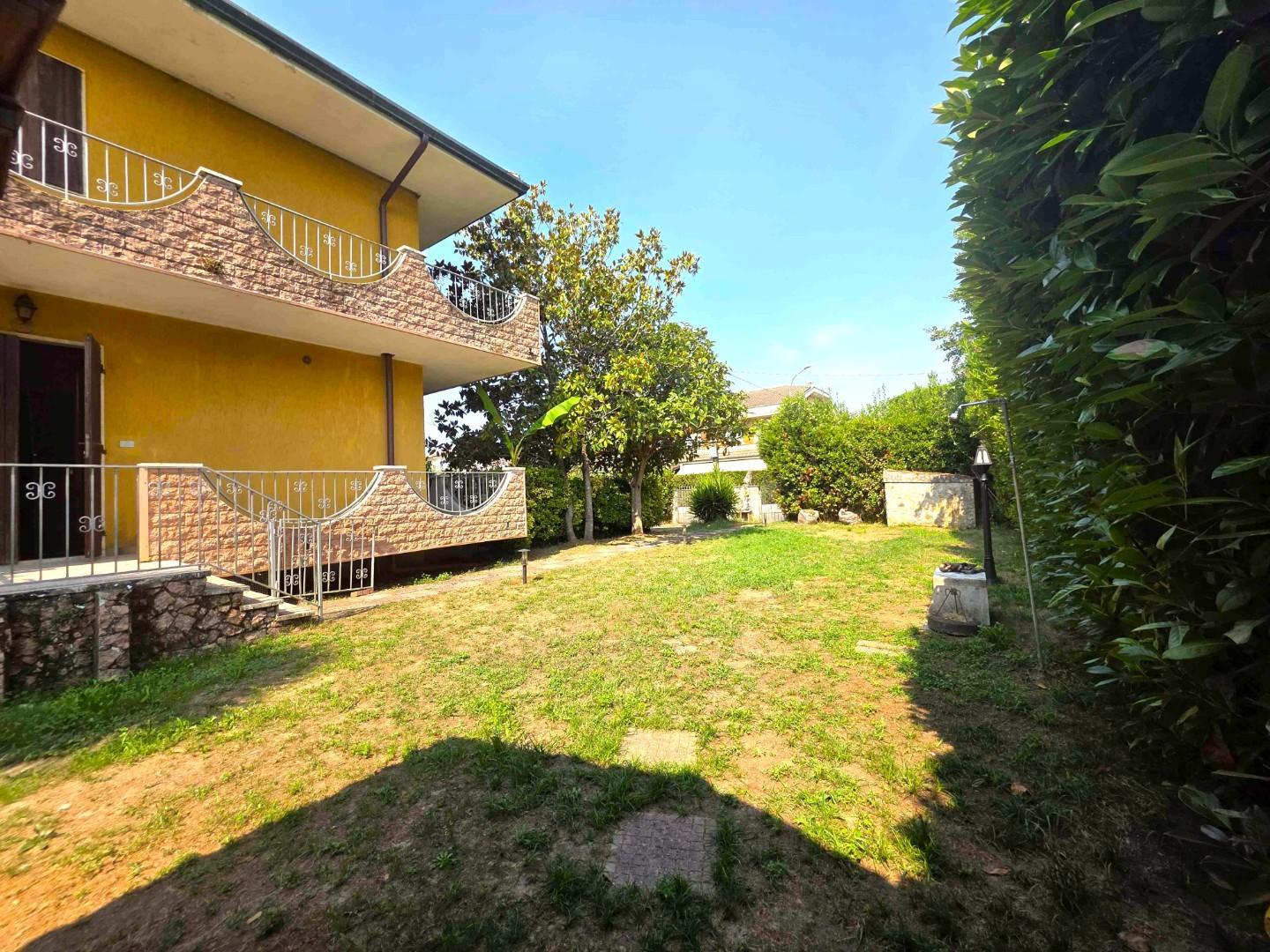 Villa quadrifamiliare, Montignoso