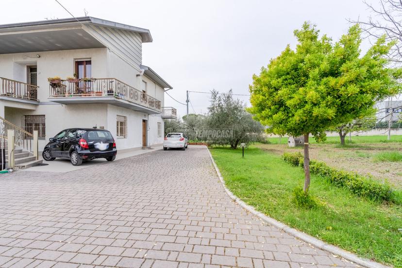 Casa indipendente in Strada Statale Maceratese, Civitanova Marche — foto 2 di 5