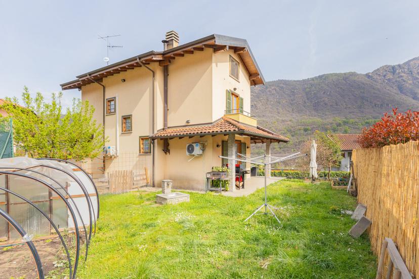 Villa in Via Gabbio N. 11, Casale Corte Cerro — foto 4 di 5