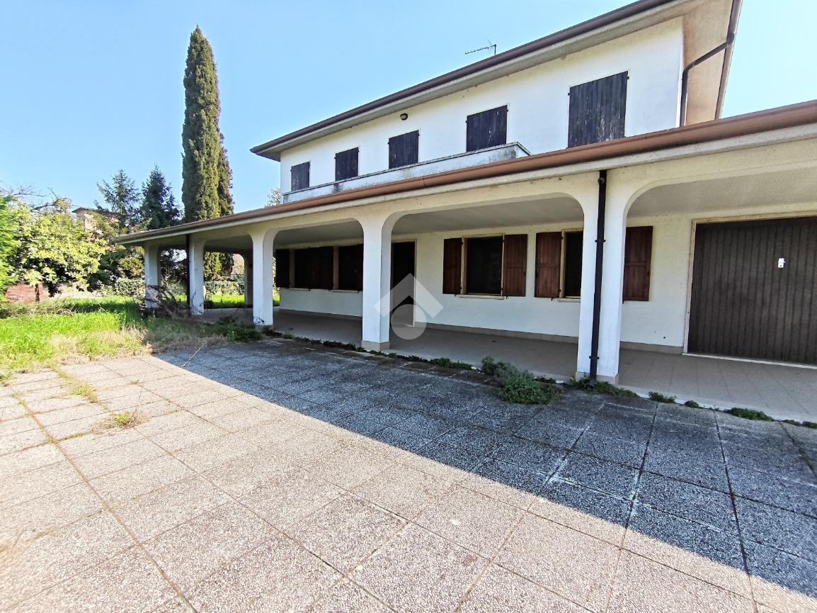 Villa in Strada Chiavica 6, Curtatone
