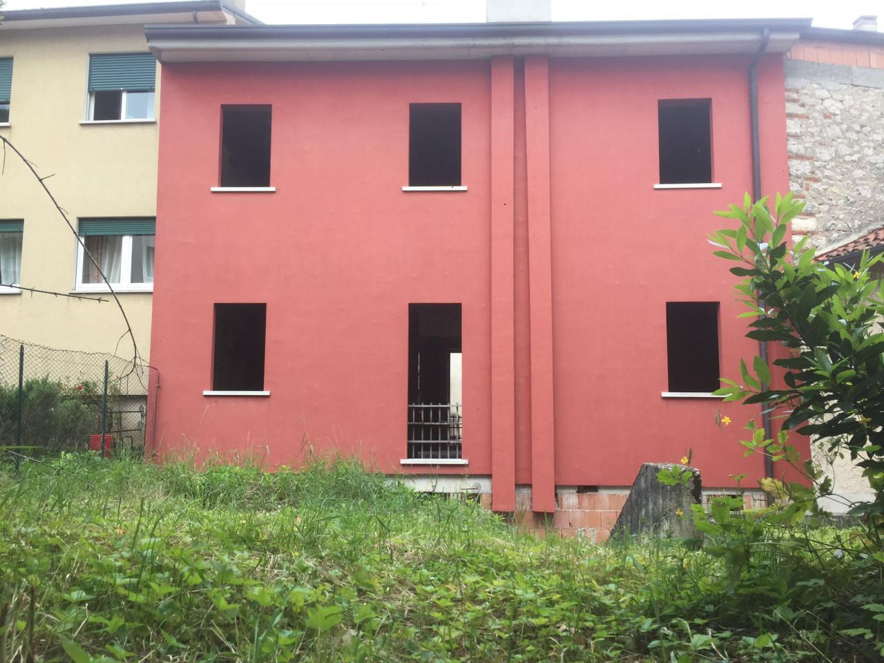 Villa a schiera in Via Roma 19, Piovene Rocchette