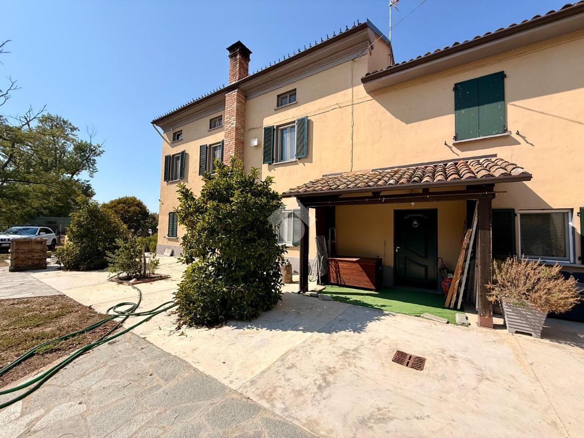Casa indipendente in Via Castelnuovo 40, Sale