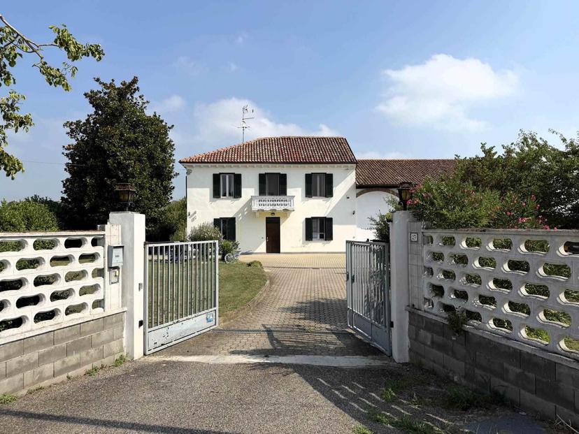 Casa indipendente in Strada degli Orti, Casale Monferrato
