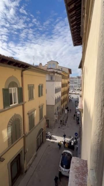 Trilocale in Via dei Banchi, Firenze