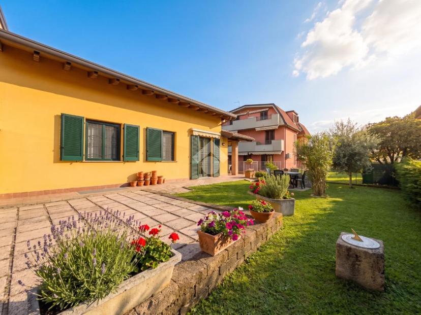 Villa in Via Milano 6, Grezzago — foto 2 di 5