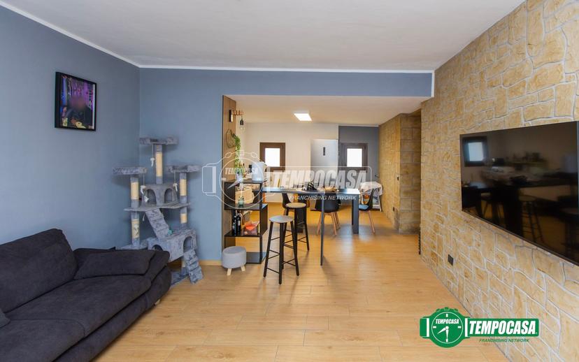 Casa indipendente in Via Gallarate, Oleggio