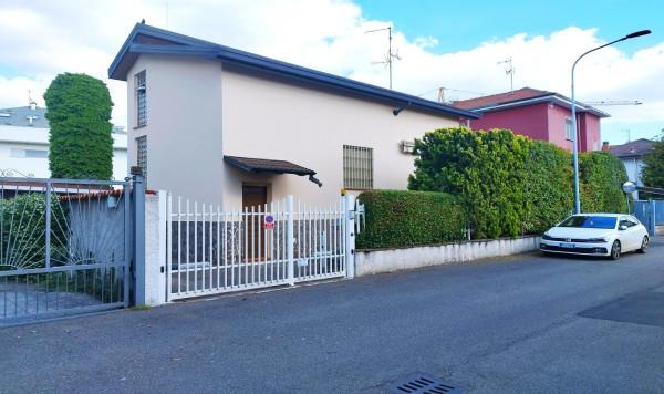 Villa in Via Francesco Petrarca 43, Rho