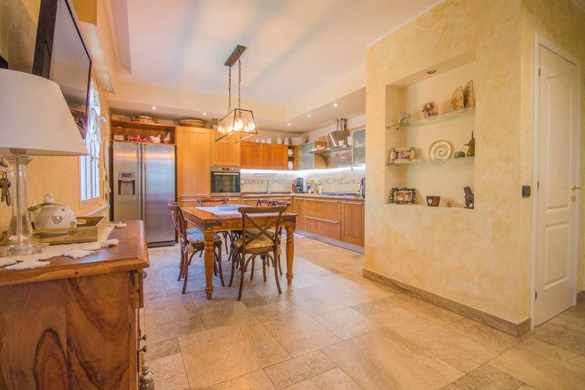 Casa indipendente in Via Cesari 36, Castel d'Azzano — foto 2 di 5