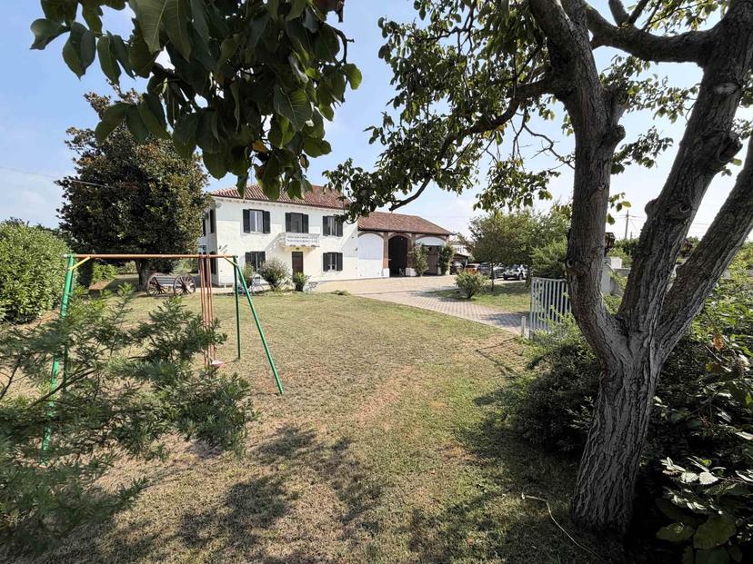 Casa indipendente in Strada degli Orti, Casale Monferrato — foto 2 di 5