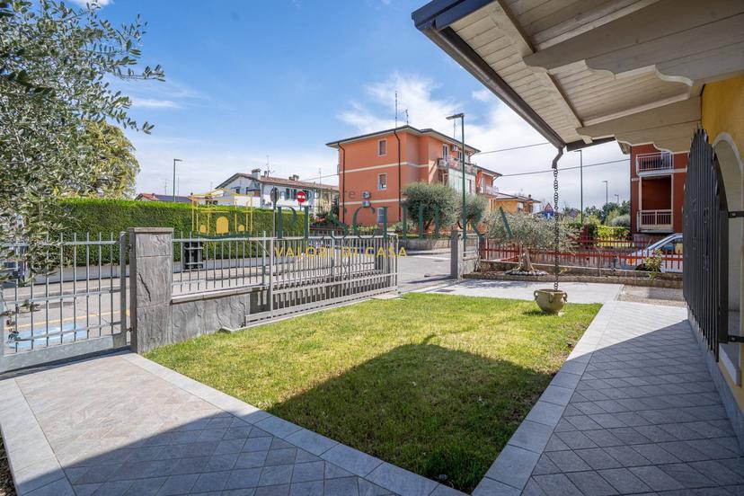 Villa in Via Emilia 8, Peschiera del Garda — foto 2 di 5