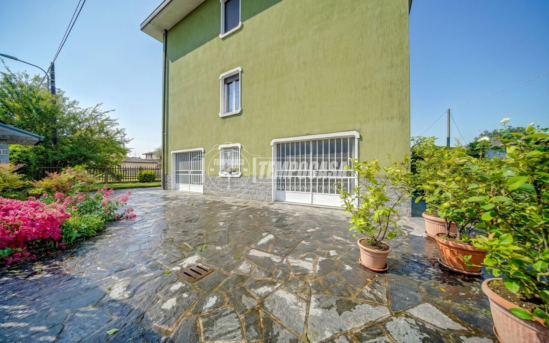 Villa a schiera in Via San Carlo Borromeo 36, Cassano Magnago
