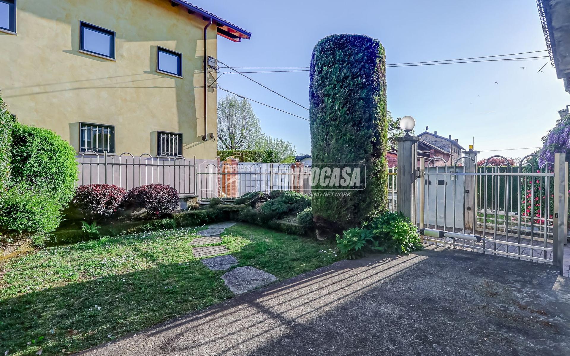 Casa indipendente in Via Coco Martinale, Borgomanero