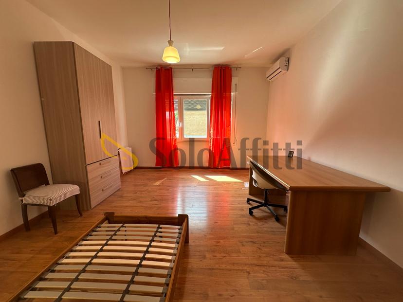 Stanza in appartamento in Via Don Carlo Torello, Latina
