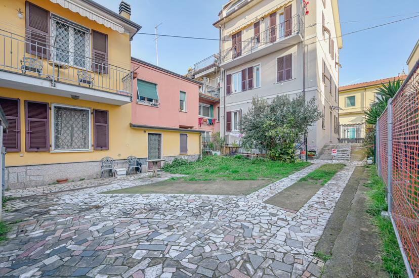 Villa a schiera in Via Sobborgo Emiliano 85, Sarzana