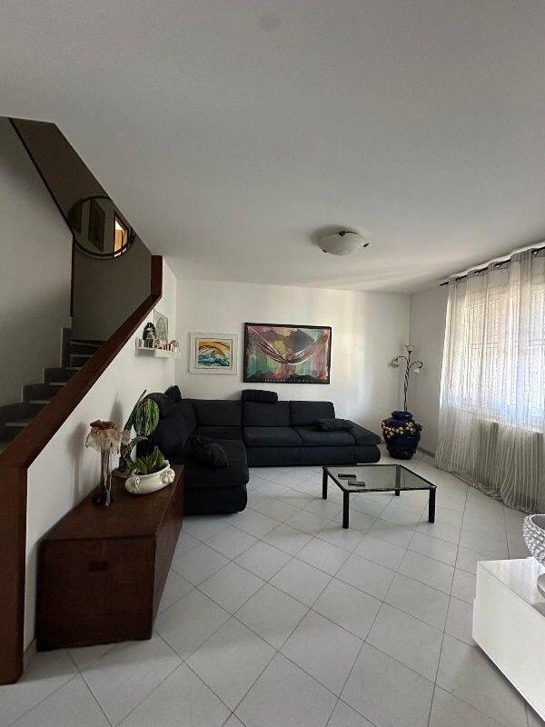 Villa a schiera, Capraia e Limite