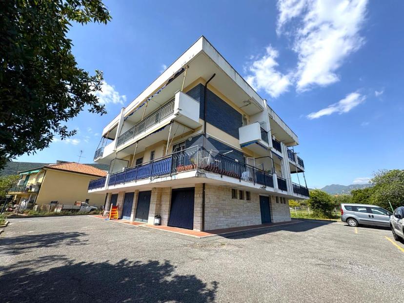 Trilocale in Via dei Peschi 13, Borghetto Santo Spirito — foto 3 di 5