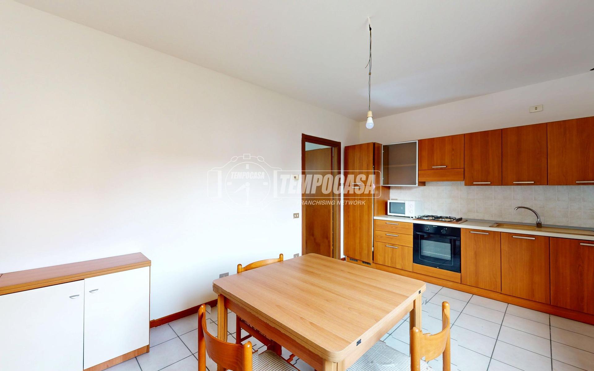 Bilocale in Viale Brianza 49, Carate Brianza