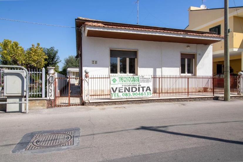 Casa indipendente in Via della Stazione, Roseto degli Abruzzi — foto 2 di 5
