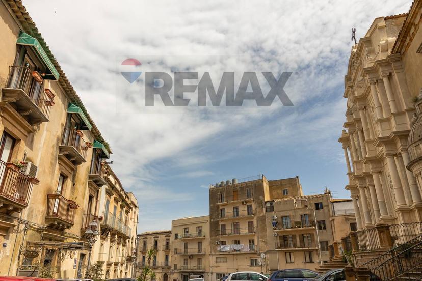 Casa indipendente in Piazza S. Francesco d'Assisi 20, Caltagirone — foto 2 di 5