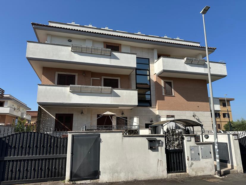 Trilocale in Via Casteggio 47c, Roma