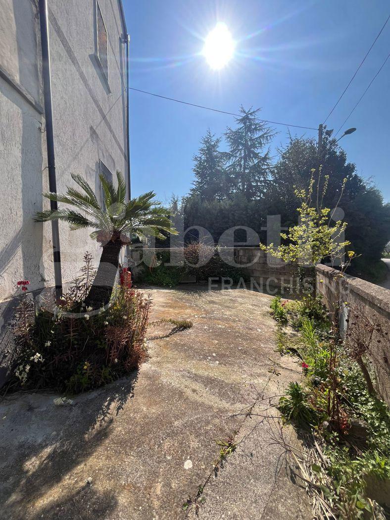 Casa indipendente in Via Ugo Lo Sordo , Pastorano