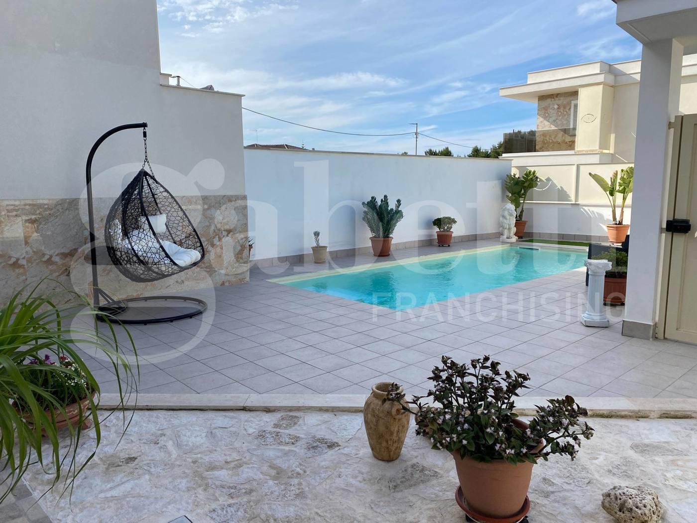 Villa trifamiliare in Via Andrea Gusmai, Trani